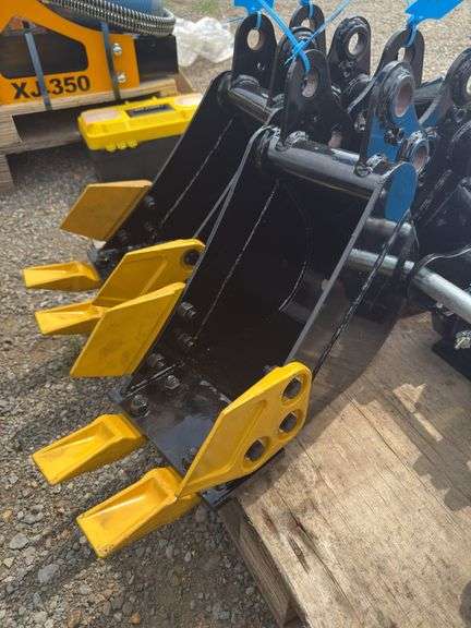 Youert 8in Extreme Duty Toothed Excavator Bucket - Fits 1 -2 Ton image