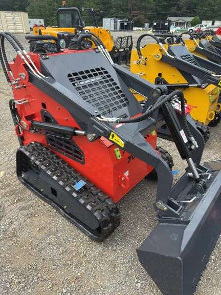 Youert  YOU-380 Mini Skidsteer Loader image