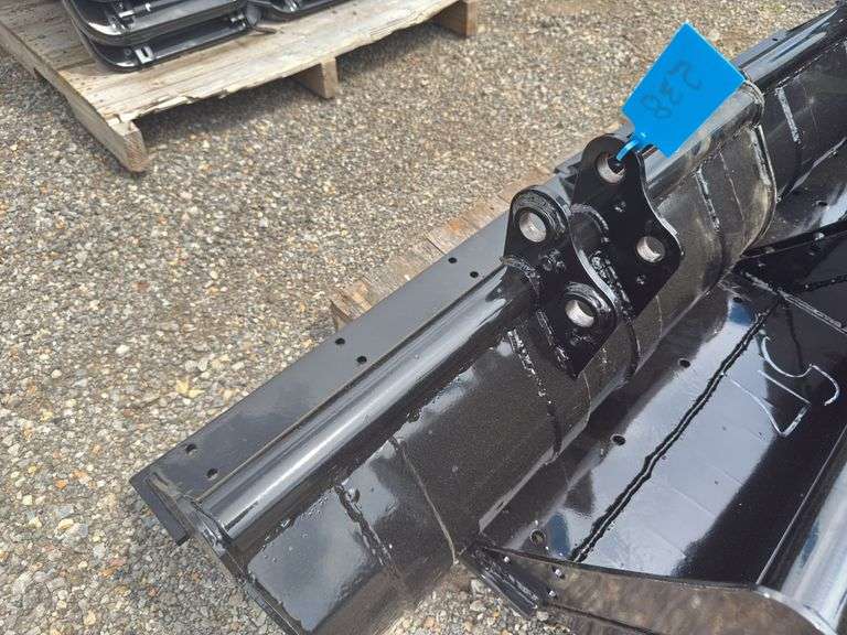 Youert 31.5in Wide Mini Excavator Bucket - Fits 1 -2 Ton