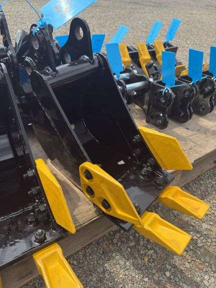 Youert 8in Extreme Duty Toothed Excavator Bucket - Fits 1 -2 Ton