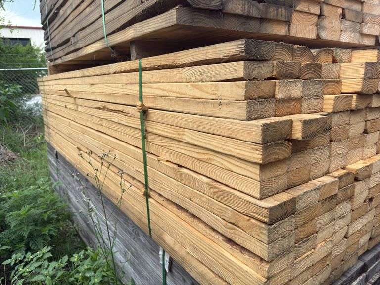 (208) 2 x 4 - 10ft Construction/Framing Lumber