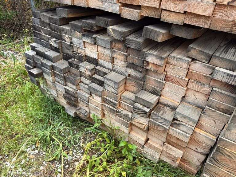 (208) 2 x 4 - 16ft Construction/Framing Lumber