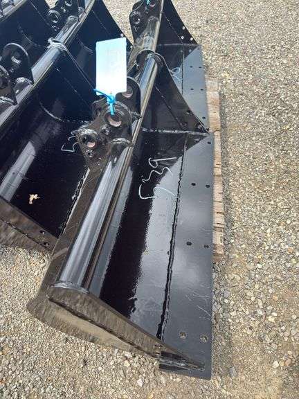 Youert 31.5in Wide Mini Excavator Bucket - Fits 1 -2 Ton