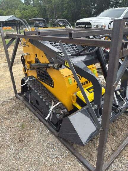 Youert  YOU-380 Mini Skidsteer Loader image