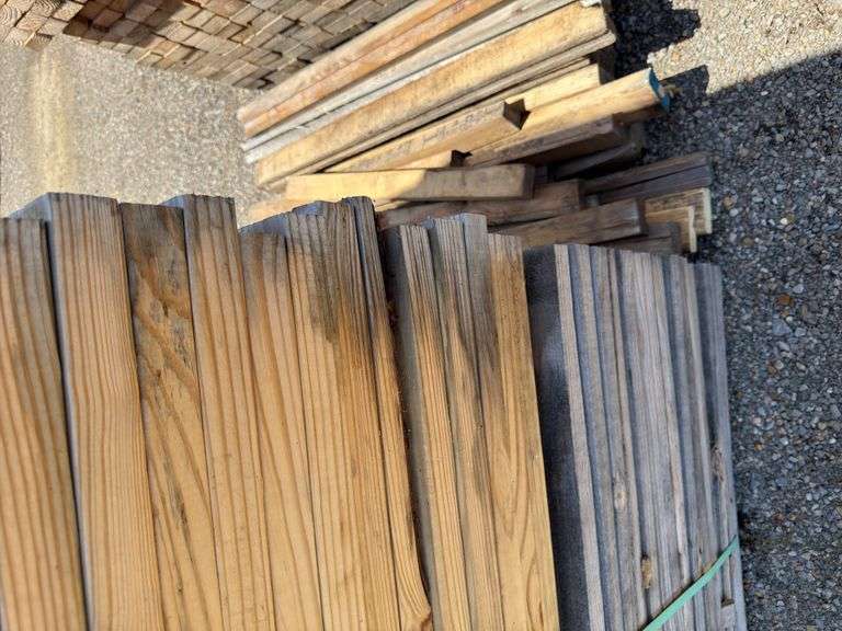 (208) 2 x 4 - 10ft - Construction/Framing Lumber