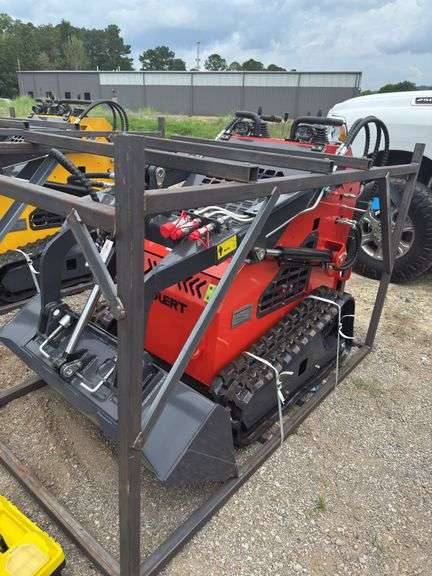Youert  YOU-380 Mini Skidsteer Loader image