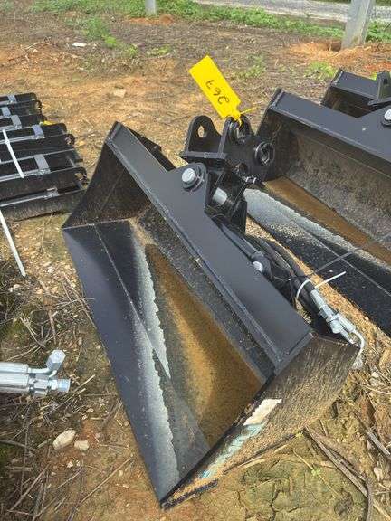 Future - 32" Tilting Excavator Bucket - Fits 1-3 Ton