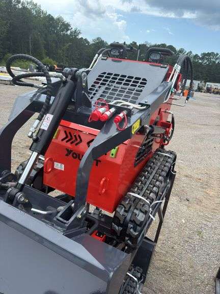 Youert  YOU-380 Mini Skidsteer Loader image