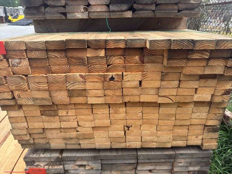 (208) 2 x 4 - 10ft Construction/Framing Lumber