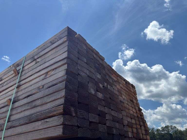 (208) 2 x 4 - 10ft - Construction/Framing Lumber
