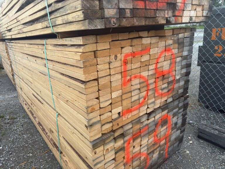 (208) 2 x 4 - 10ft Construction/Framing Lumber