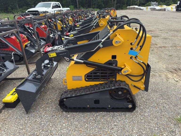Youert  YOU-380 Mini Skidsteer Loader image