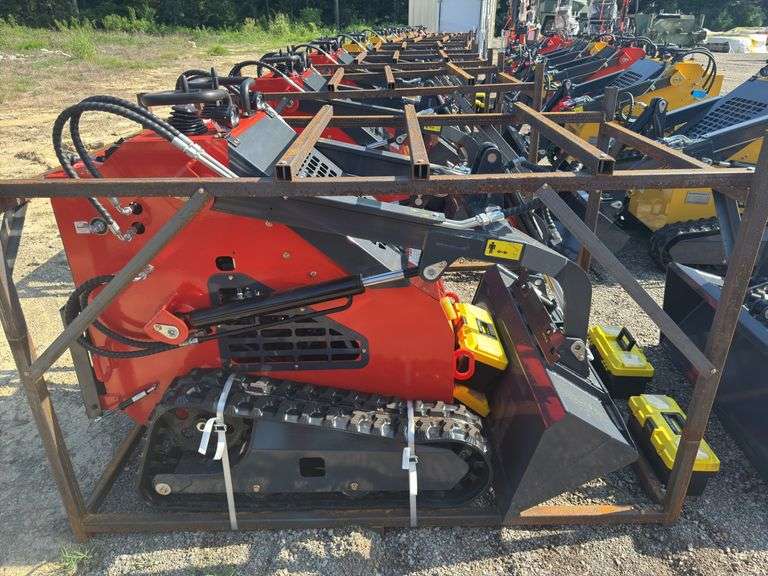 Youert  YOU-380 Mini Skidsteer Loader image