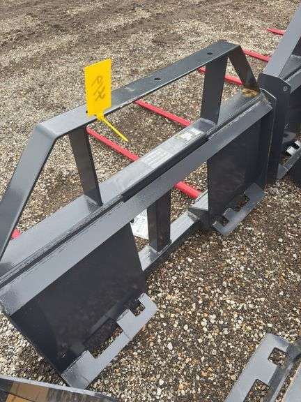 Skidsteer Bale Spear - 2500lb Capacity