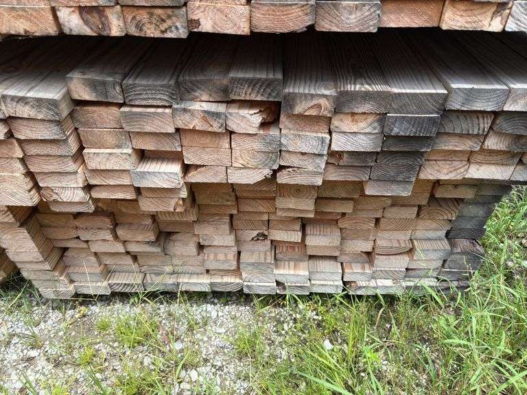 (208) 2 x 4 - 16ft Construction/Framing Lumber