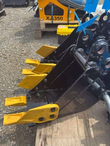 Youert 8in Extreme Duty Toothed Excavator Bucket - Fits 1 -2 Ton image
