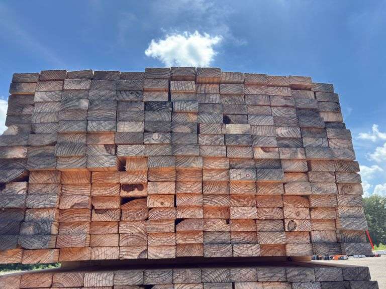 (208) 2 x 4 - 10ft - Construction/Framing Lumber