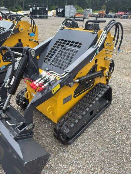 Youert  YOU-380 Mini Skidsteer Loader image