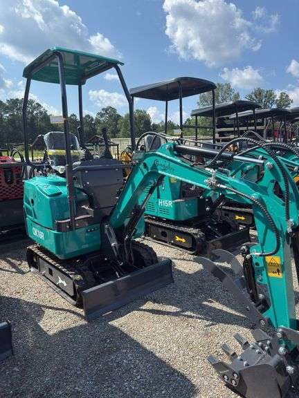 QK16R CFG Mini Excavtor w/ Hydraulic Thumb image