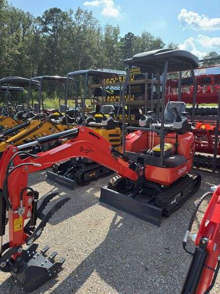 QK20R CFG Mini Excavtor w/ Side Swing Boom image