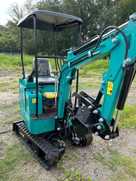 2025 CFG H15R Mini Excavator - 420cc Gas Engine image