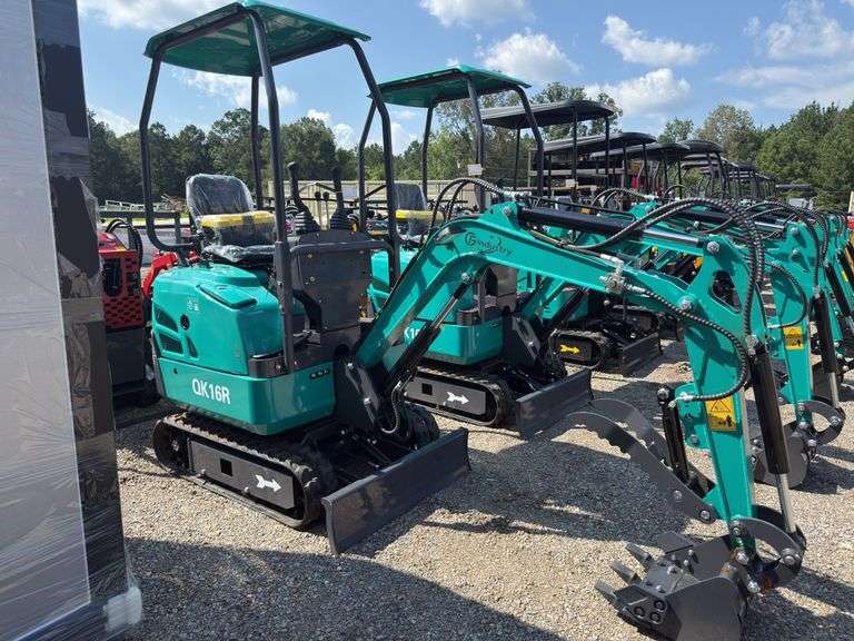 QK16R CFG Mini Excavtor w/ Hydraulic Thumb image