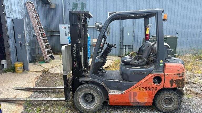Toyota 8FGCU25 Forklift, LPG, 5,000 lb Capacity, 3-Stage Mast image