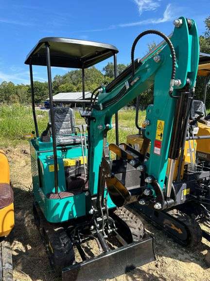 2025 CFG H15R Mini Excavator - 420cc Gas Engine image