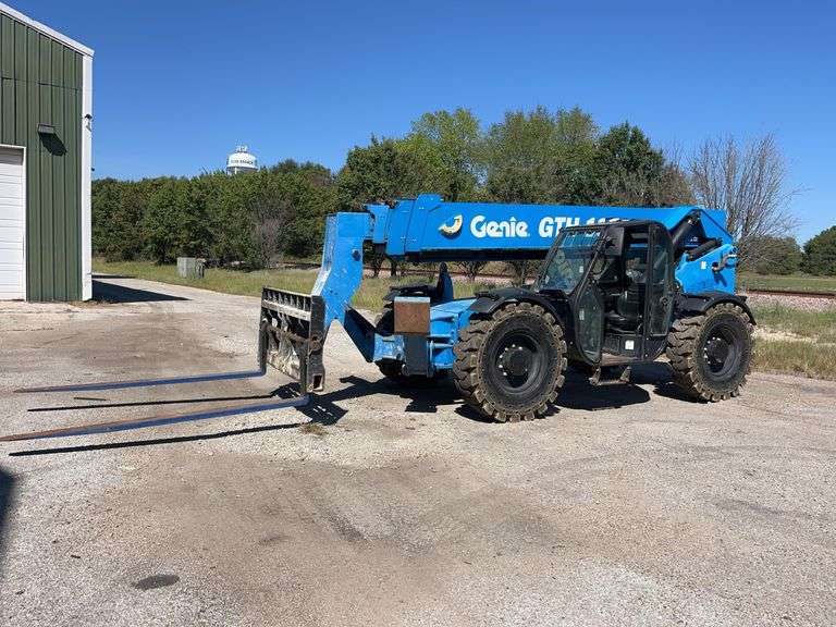 2015 Genie GTH 1056 Telehandler image
