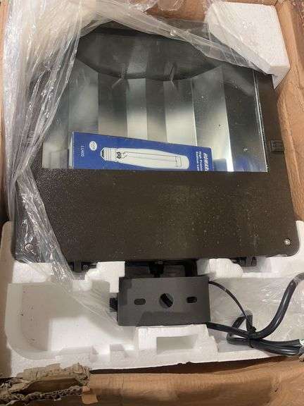 Large Outdoor Light 16 1/2" x 16 1/2" - New image