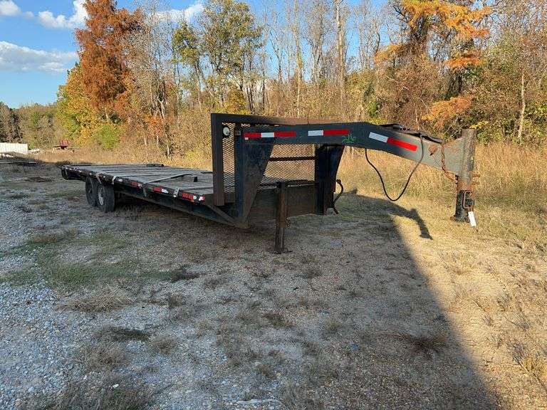 1995 CHIEF GOOSENECK TRAILER image