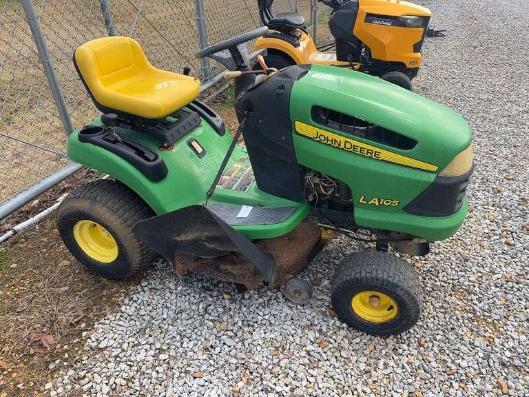 John Deere LA105 Riding Lawn Mower image