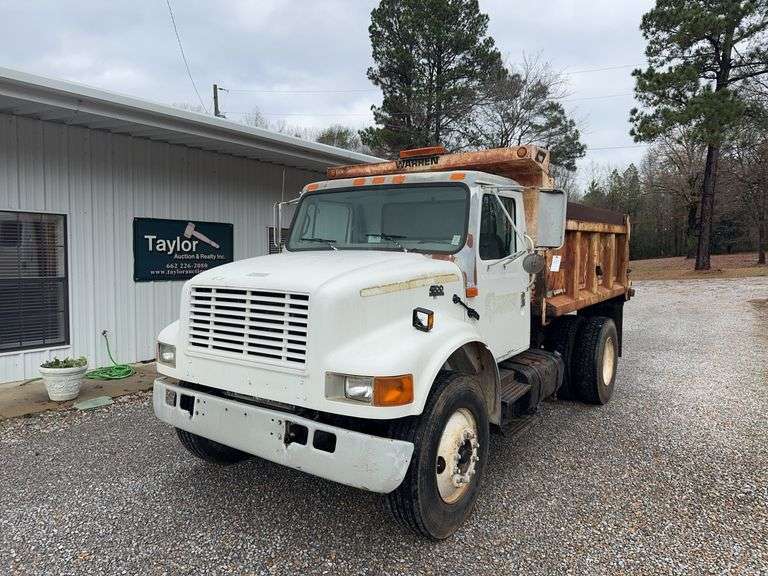 2001  INTERNATIONAL  4700 Dump Truck image