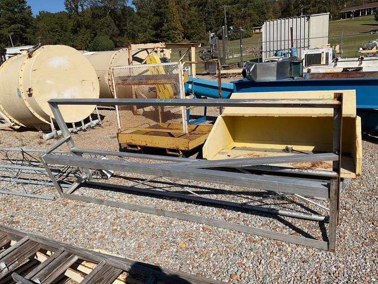 Metal Rack, 2 Pieces of Tower image