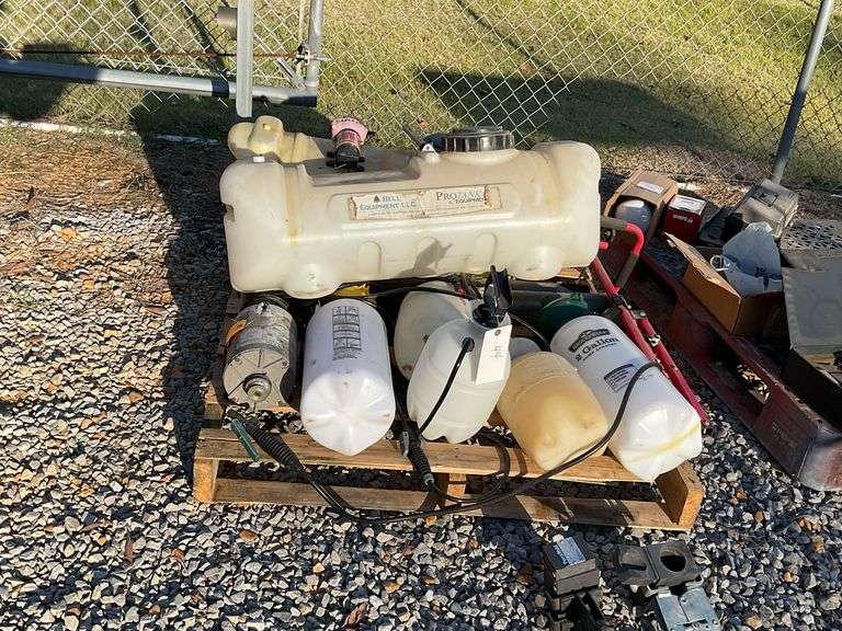(5) Pump Sprayers, (2) 15 Gal Tanks, image