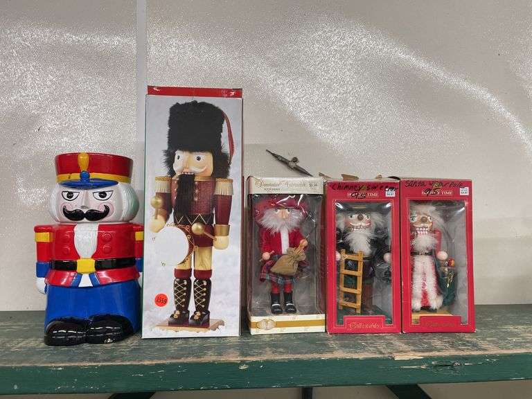 1 Cookie Jar & 4 Nut Crackers image
