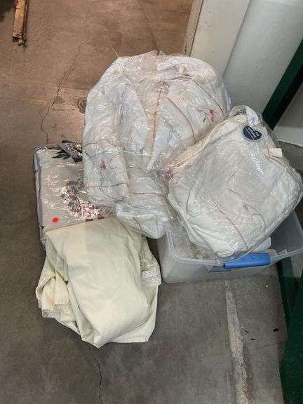 Tub of Bedding, Throw image