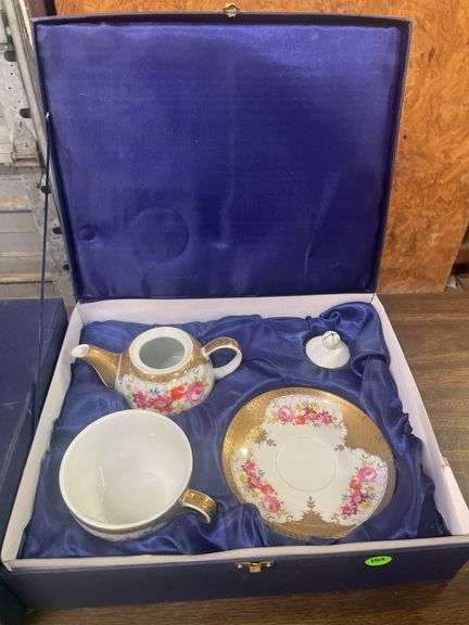 Sorelle Tea Set with Floral Design