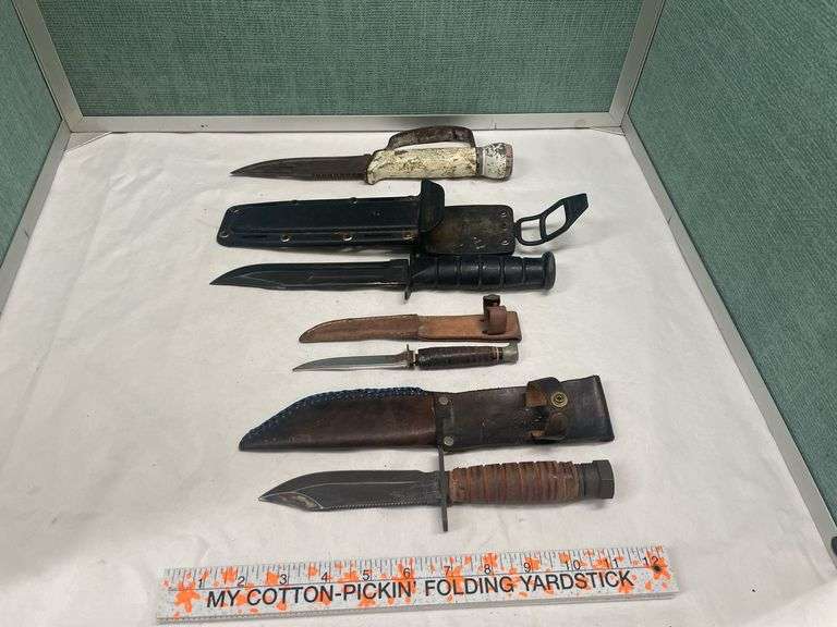 (4) Fixed Blade Knives with Sheaths image