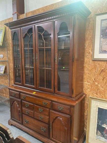 China Cabinet with Glass Doors