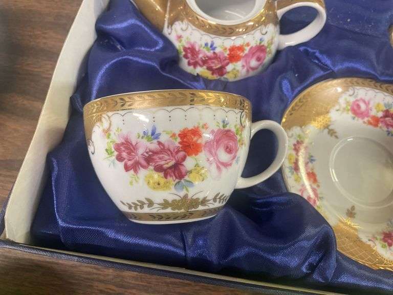Sorelle Tea Set with Floral Design