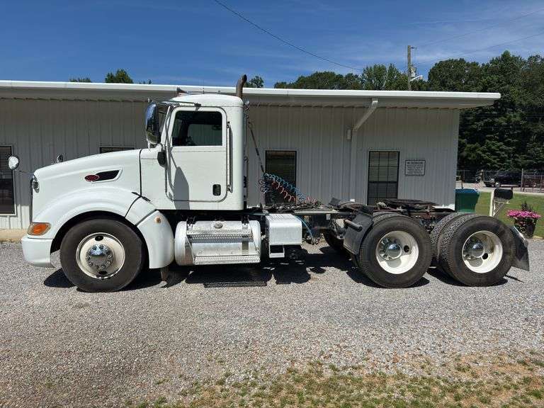 2011 Peterbilt 386 Day Cab Tractor Truck