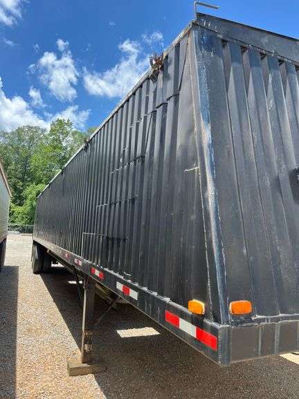Black Metal Side Hopper Bottom Trailer