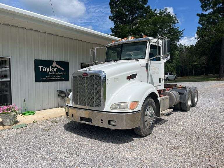 2010 Peterbilt 384 Tractor Truck