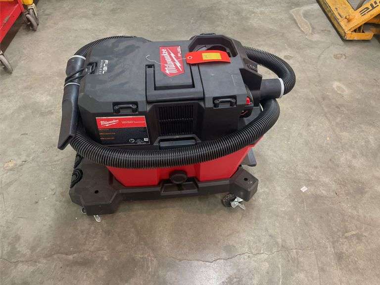 Milwaukee FUEL 6 Gallon Cordless Wet/Dry Vacuum image