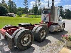 2010 Peterbilt 384 Tractor Truck