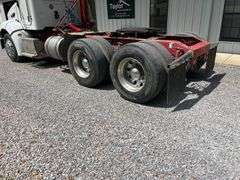 2010 Peterbilt 384 Tractor Truck