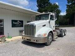 2010 Peterbilt 384 Tractor Truck