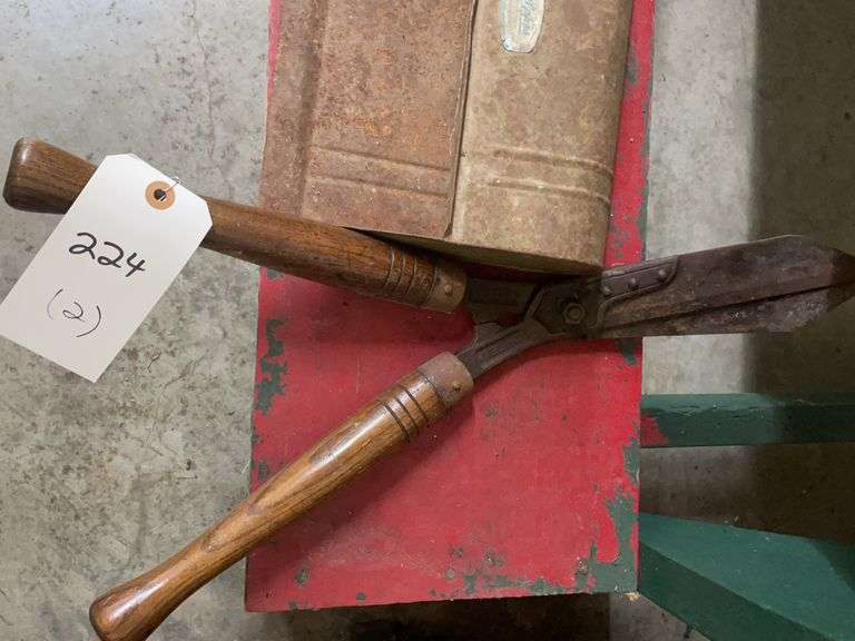 Metal Dustpan and Grass Shears
