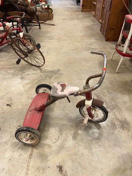 Vintage-Style Red & White Tricycle